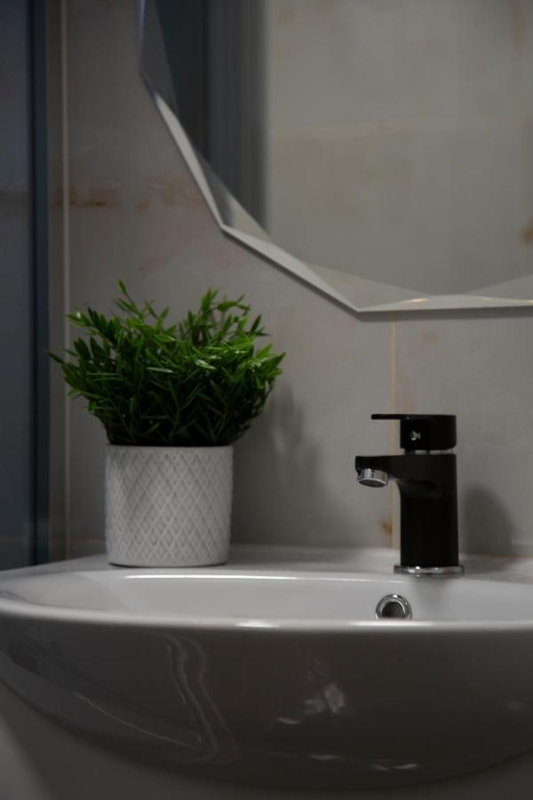 Stylish Quentin Apartment In The King Street Budapest Esterno foto